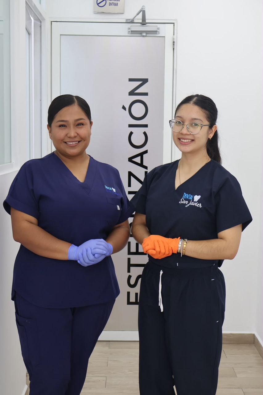 Dos integrantes del equipo de Dental San Javier junto al área de esterilización