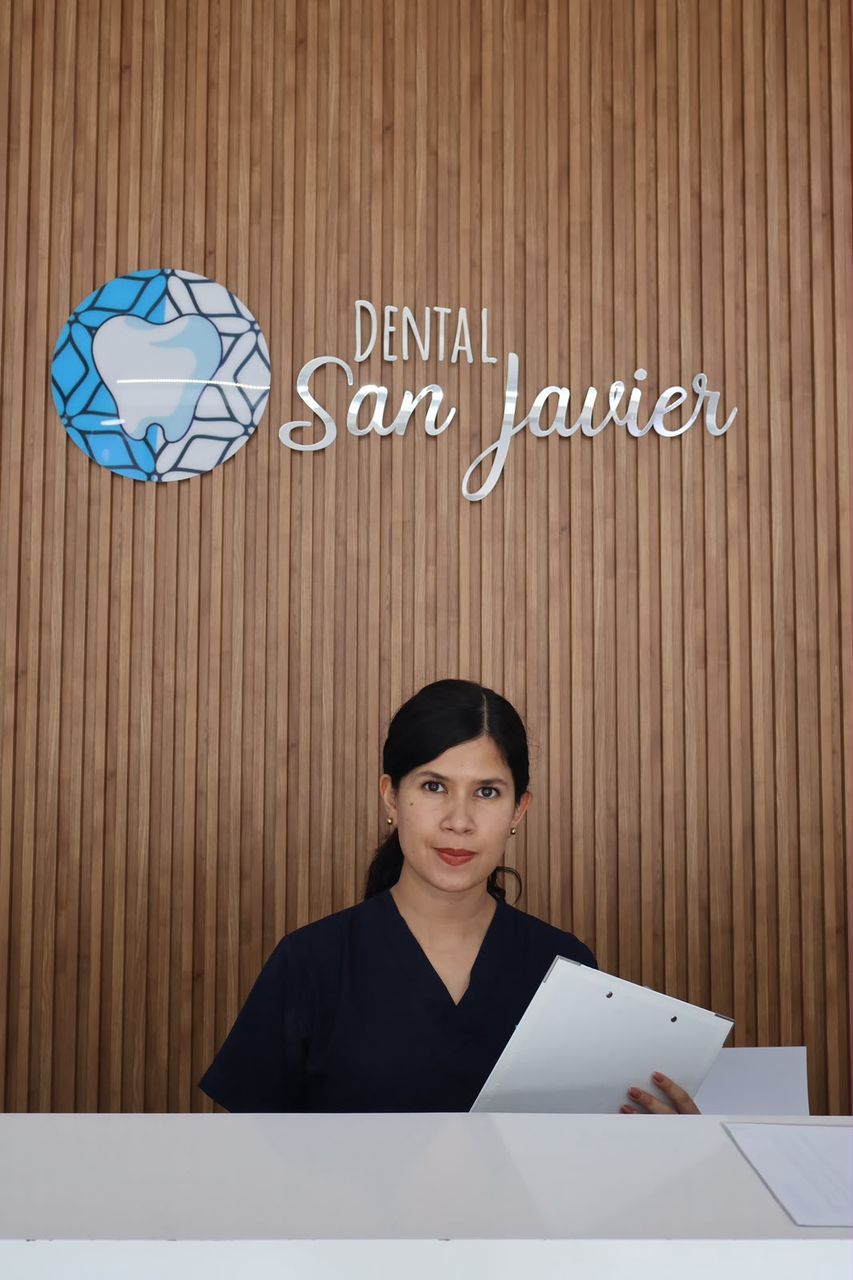 Integrante del equipo de Dental San Javier en la recepción de la clínica
